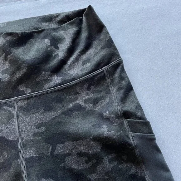 Women’s / Teen’s Fabletics Powerhold Camo Capri Leggings Size Small - Picture 3 of 7